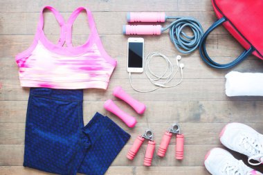 Spor aletleri. Spor sutyen. Ahşap zemin, sağlıklı yaşam konsepti üzerinde smartphone ve spor ayakkabı