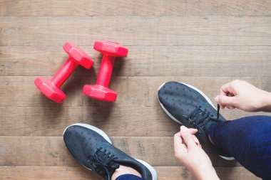 Uygulamakla spor ayakkabı, Asyalı kadın ağırlık bilinçlendirilmesini için hazırlanıyor. Egzersiz, Fitness eğitimi. Sağlıklı yaşam konsepti