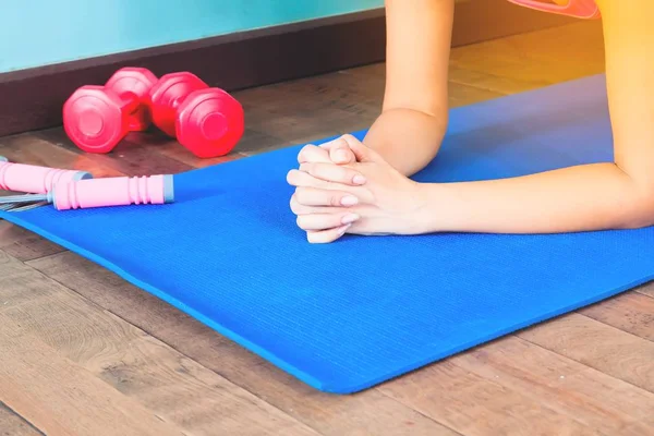Fitness-Frau plankt auf Yogamatte, Workout zu Hause, Fitness und gesundes Lebensstilkonzept — Stockfoto