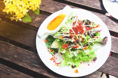 Sağlıklı salata üstten görünüm ahşap masa, sağlıklı yaşam konsepti üzerinde