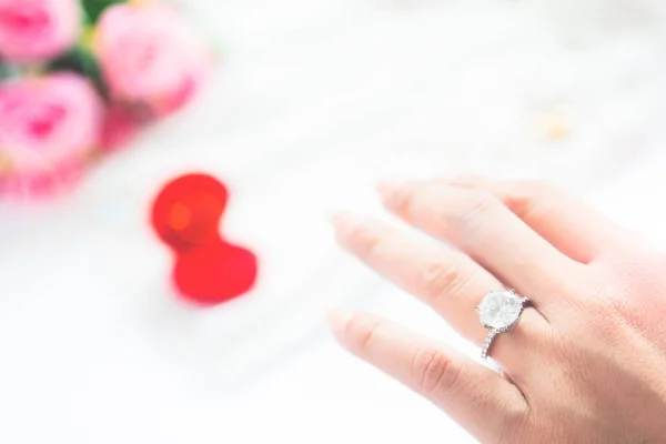 Concetto di matrimonio, Focus selettivo sull'anello di diamanti — Foto Stock