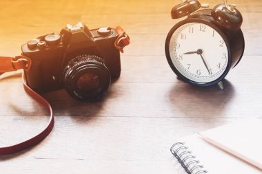 Film kamerası ve ahşap masa, Vintage stili nesne çalar saat