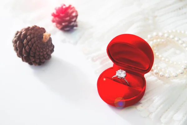 Anello da sposa, anello diamante in scatola rossa. Focus selettivo con spazio di copia — Foto Stock