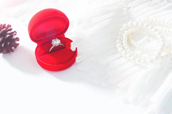 Anello da sposa, anello diamante in scatola rossa. Focus selettivo con spazio di copia — Foto Stock