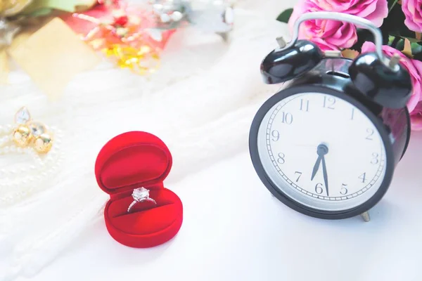婚礼概念，选择性地专注在红色框中的钻石戒指 — 图库照片