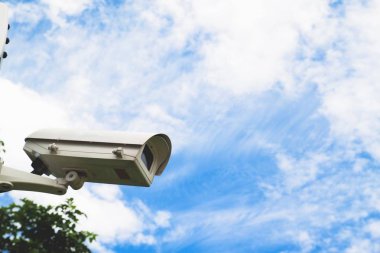 Kapalı devre kamera mavi gökyüzü ile