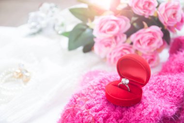 Alyans, pırlanta yüzük pembe Gül ve gelin kırmızı kutu içinde 