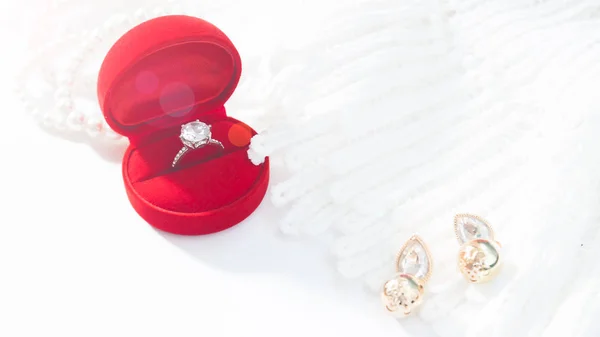 Anello da sposa, anello diamante in scatola rossa. Focus selettivo con copia — Foto Stock