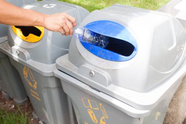Adam plastik şişe geri dönüşüm çöp atma