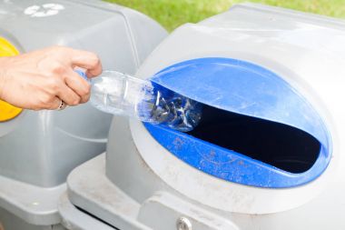 Adam plastik şişe geri dönüşüm çöp atma
