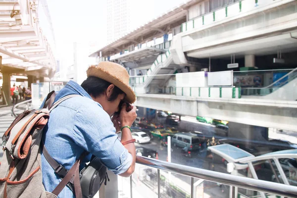 Ασίας τουριστικοί άνθρωπος γυρίσματα φωτογραφία σε μοντέρνο κτίριο στην πόλη — Φωτογραφία Αρχείου