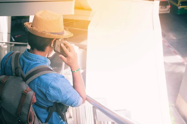 Junger asiatischer Touristenmann mit Smartphone, Reise- und Lifestylekonzept — Stockfoto