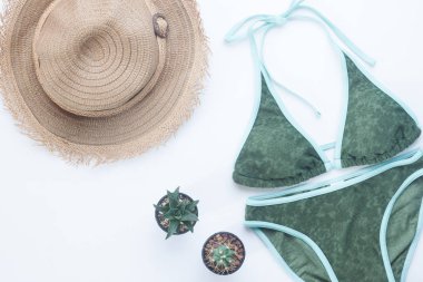 Düz beyaz arka plan üzerinde bikini ile yaz kavramı yatıyordu