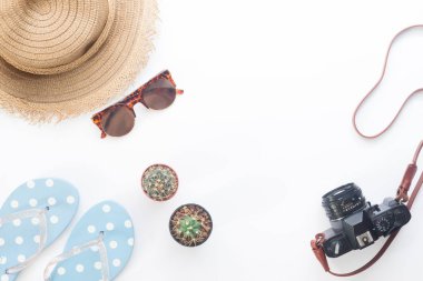 Yaratıcı düz tasarım yaz kavramının beyaz arka plan üzerinde yatıyordu.