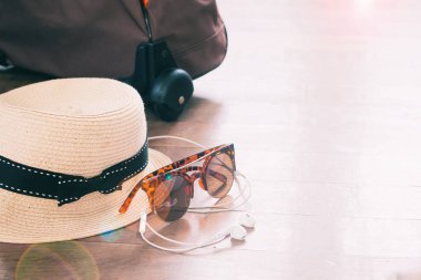 Yaşam tarzı ve seyahat öğeler ahşap zemin üzerinde