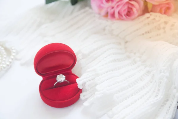 Anello da sposa, anello diamante in scatola rossa. Focus selettivo con copia — Foto Stock