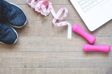 Ahşap arka plan üstünde laptop ile diyet ve Fitness kavramının düz yatıyordu yaratıcı tasarım