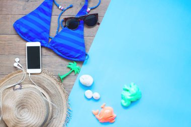 Yaratıcı düz smartphone ile yaz tatil kavramı ayarla kadın yaz tarzı yatıyordu