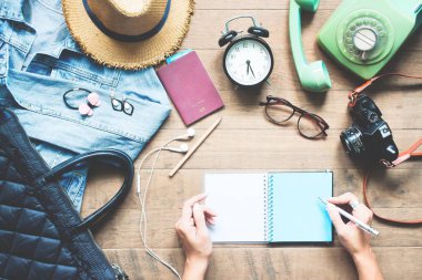 Ahşap çalışma alanında aksesuarları ile planlama tatil yaratıcı düz lay kadının eller