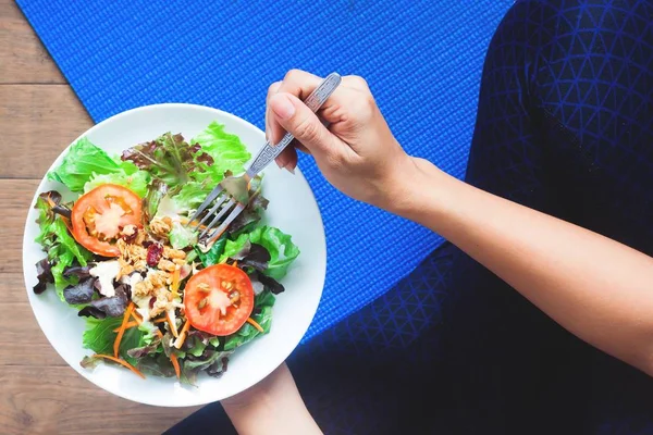 Felülnézete jóga nő eszik friss salátával, egészséges táplálkozás és koncepció kidolgozása — Stock Fotó