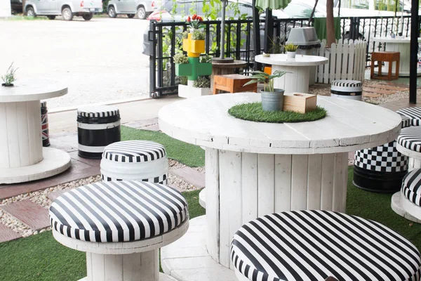 Modern tarzı sehpa siyah ve beyaz renkli, mobilya bir