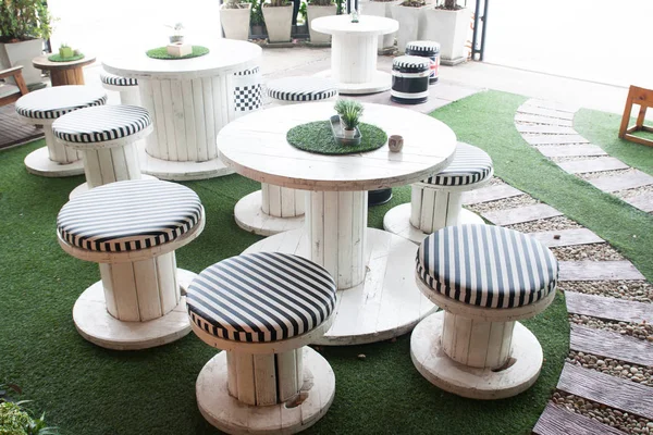 Modern tarzı sehpa siyah ve beyaz renkli, mobilya bir