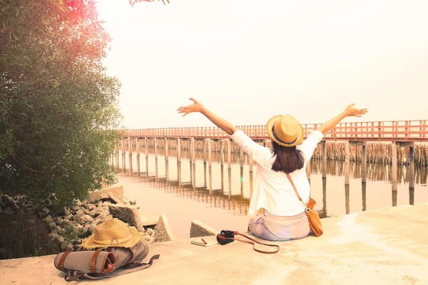 Mujer asiática feliz respirando junto al mar, Vintage & Retro filter, Summer and Travel concept — Foto de Stock