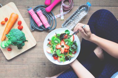Yoga yemek ev yapımı salata kadın