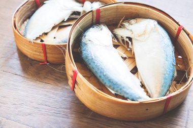 Buğulanmış uskumru içinde tepsi