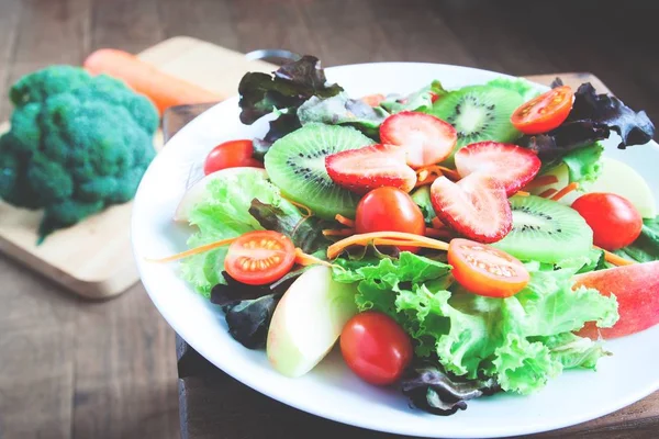 Närbild av färsk sallad med jordgubbar på toppen — Stockfoto