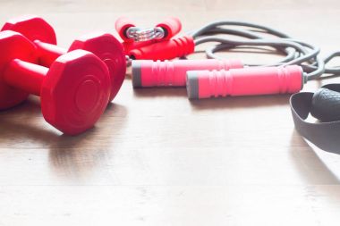 Spor malzemeleri ahşap zemin üzerinde