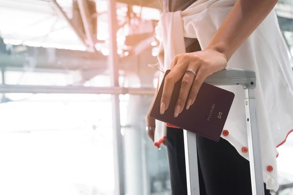 Nahaufnahme der Hand der Frau mit Verlobungsring mit Pass und Koffer, Reisekonzept — Stockfoto