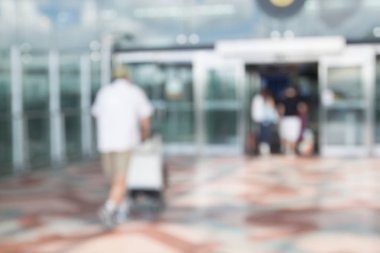 Bangkok, Tayland - 8 Ağustos 2017: Arka plan bulanık hava gezginler yürüyüşün Suvarnabhumi Havaalanı'nda kapıdan. En popüler Se Asya Havacılık hub.