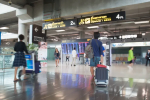 Bangkok, thailand - 8. august 2017. verschwommener hintergrund des passagiers zu Fuß zum terminal des flughafens bangkok. Flughafen Suvarnabhumi ist der viertgrößte Flughafen-Terminal mit nur einem Gebäude. — Stockfoto