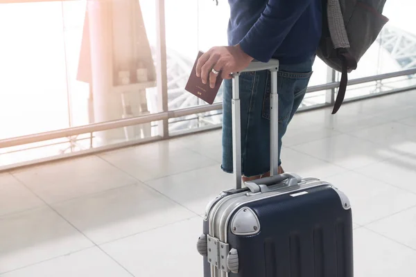 공항에서 여권, 짐 가방을 들고 맨 손의 닫습니다 — 스톡 사진
