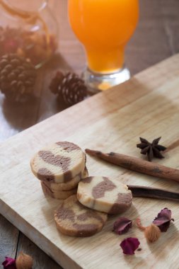 Yığın portakal suyu, sonbahar yaşam tarzı kavramı ile ev yapımı kurabiye