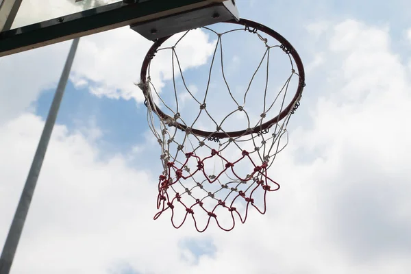 Basketball hoop outdoor with blue sky — Stock Photo, Image