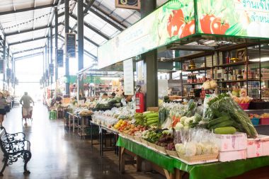 Bangkok, Tayland - 22 Ağustos 2017: Sebze ve Villa pazarında daha fazla yemek. Villa piyasasıdır Bangkok yeni bir popüler gıda pazarı