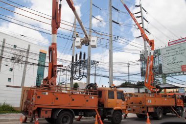 Bangkok, Tayland - 22 Ağustos 2017: Elektrikçi mühendis Ratjaphruk Rd, Bangkok üzerinde çalışıyor