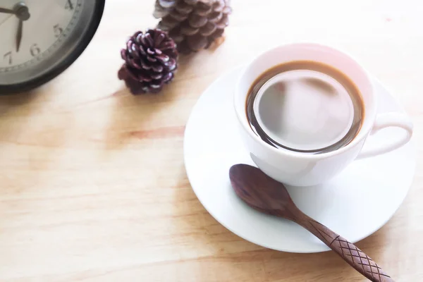 Kaffe i vit kopp på bord av trä, livsstil i höst — Stockfoto