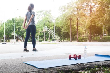 Park, sağlıklı ve sağlık açık egzersiz yaparak çekici Asyalı kadın