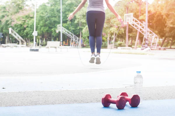 Çekici kadın park, sağlıklı ve sağlık, ön planda seçici odak açık ip atlama