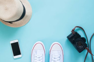 Selfie akıllı telefon, kamera ve şapka spor ayakkabı havai görünümü pastel renk kat