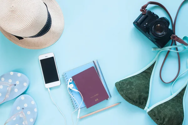 Diseño plano creativo de pasaporte, accesorios de cámara y mujer sobre fondo de color pastel, estilo de vida de vacaciones de verano — Foto de Stock