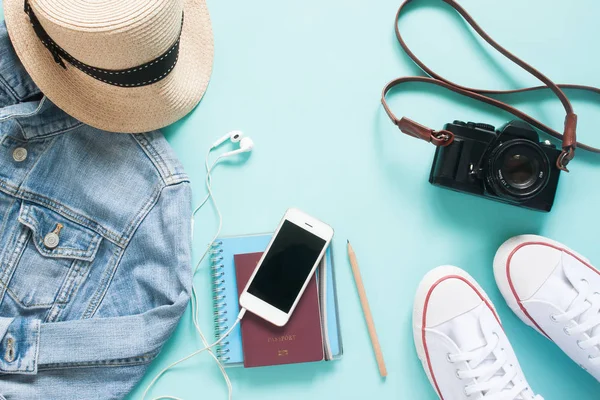 Tatil, seyahat yaşam tarzı kavramı için pasaport ve erkek öğeleri ile mobil cihazın havai görünümü