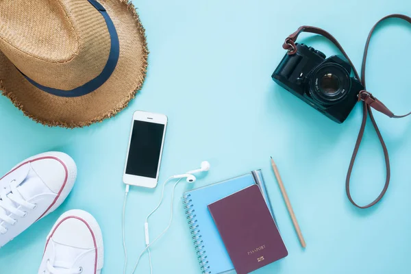 Disposición plana de artículos de viaje con dispositivo móvil, pasaporte y cámara sobre fondo de color pastel — Foto de Stock