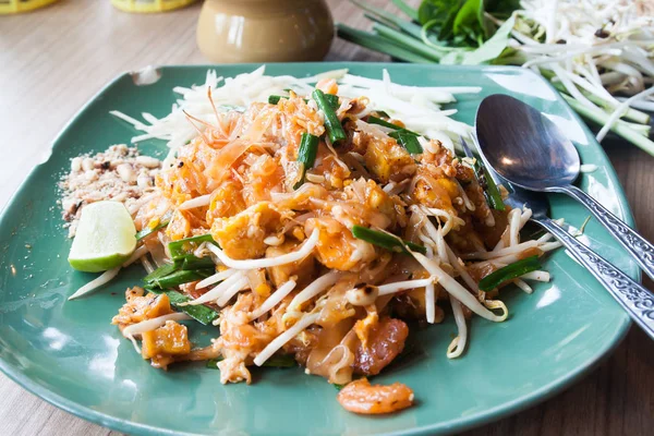 Padthai, nouilles thaïlandaises populaires, nouilles thaïlandaises aux crevettes — Photo