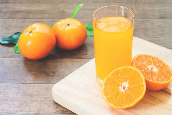 Orange juice with fresh oranges on wood table, Autumn and fall season — Stock Photo, Image