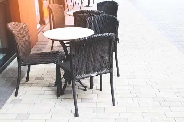 Boş kahve ve Restoran Teras ile klasik tarzı masaları ve sandalyeleri, günbatımı Zamanı