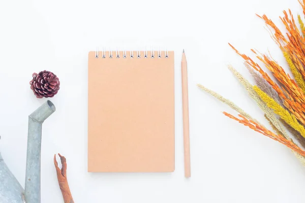 Puesta plana creativa de cuaderno en blanco y lápiz sobre fondo blanco, estilo de vida de otoño — Foto de Stock